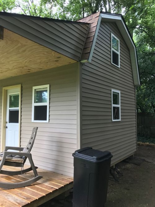 Matt's tiny house from the right side.